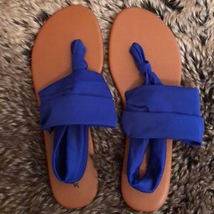 Stretchy slip on sandals.